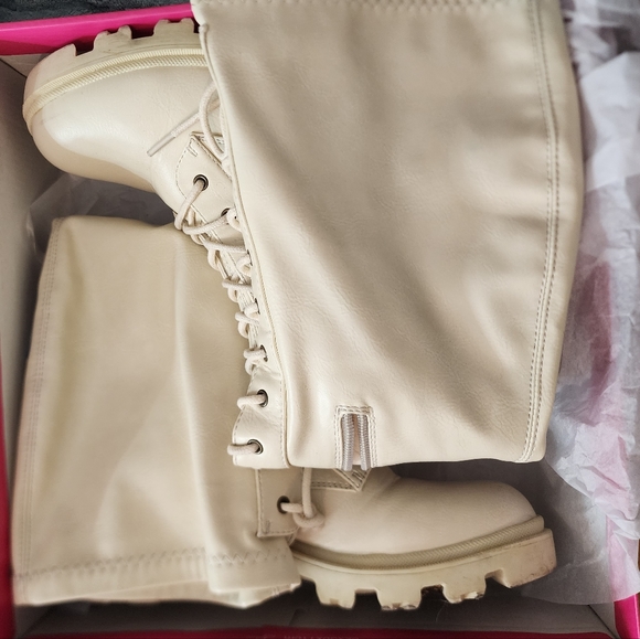 ☆Shoedazzle Balan Cream Lug Sole Flat Lace Up Boot☆ - Picture 4 of 5